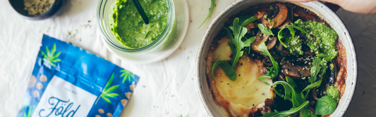 Cogumelos salteados com puré de couve-flor e pesto de cânhamo